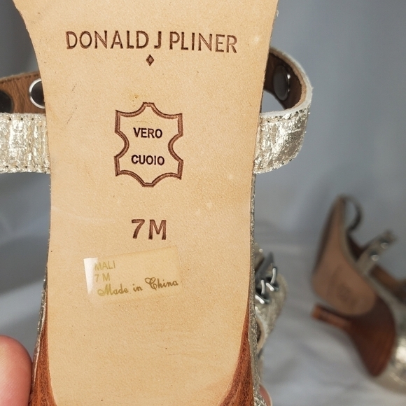Donald J Pliner NWOT Mali-V2 peep toe Metallic Brush Off Grommet Heels sz 7M - Picture 7 of 10